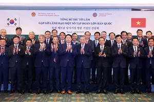 党中央总书记苏林和韩国大型企业领导合影。图自越通社