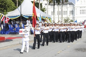 越南人民海军代表团在马来西亚参加友好阅兵。