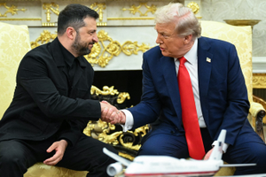 美国总统特朗普与乌克兰总统举行会谈。