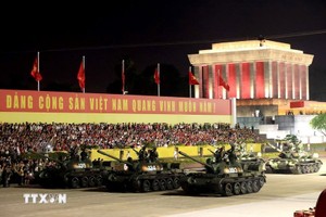 装甲坦克方阵在巴亭广场进行阅兵。（图源越通社）