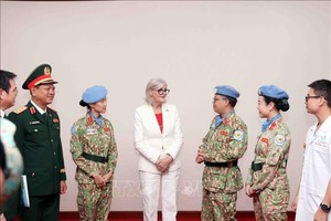 澳大利亚总督访问越南联合国维和部队。