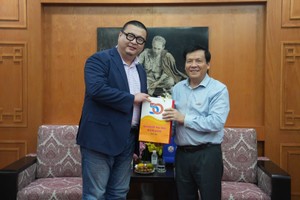 本报领导向新华通讯社河内分社赠送纪念品。