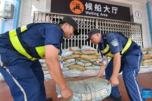 中国河口港地区使用沙袋防止积水。