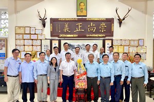 市民族与宗教厅向崇正会馆赠送礼物。