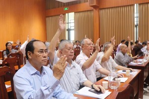 与会代表表决。