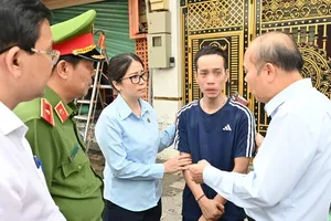 胡志明市人委会副主席陈文柒向遇难者家属表示深切慰问。