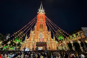 数百名教徒涌向新定教堂，庆祝圣诞节。