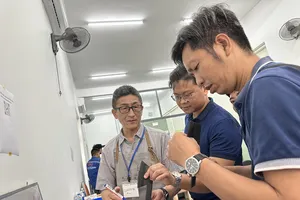 Các kỹ sư Nhật Bản hướng dẫn DNNVV sản xuất các sản phẩm công nghiệp. Ảnh: QUANG VŨ