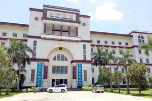 Sinh viên bị kiện hoàn trả học bổng
