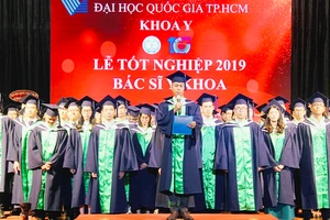 Trao bằng cử nhân cho 112 tân bác sĩ