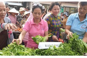 Những việc làm thiết thực vì dân - Bài 2: Ấm áp những phiên chợ 0 đồng