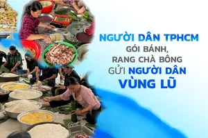 Người dân TPHCM gói bánh, rang chà bông gửi người dân vùng lũ