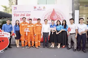 Lãnh đạo Công ty Điện lực Bình Dương cùng tham dự lễ phát động "Tuần lễ hồng EVN lần thứ XI"