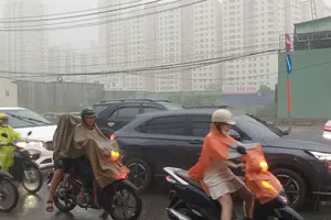Dự báo khu vực TPHCM có mưa dông, mưa lớn trong vài ngày tới. Ảnh: MINH HẢI