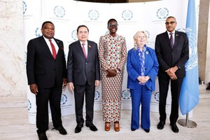 国际议会联盟主席（中）和国际议会联盟秘书长迎接国会主席陈青敏出席第六届世界议会议长大会开幕式。