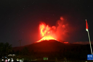 这是8月1日拍摄的喷发中的勒沃托比-拉基拉基火山。（图自《新华网》，印尼火山和地质减灾中心供图。)
