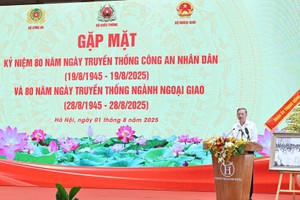 苏林总书记在会上发表讲话。