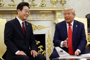 美国总统特朗普在与韩国总统李在明。