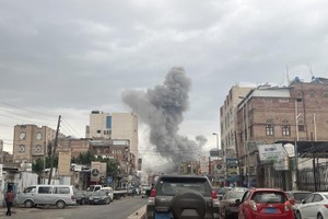 也门首都萨那遭以色列军队空袭后升起浓烟。