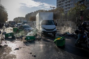 在法国巴黎街头，示威者用垃圾桶封锁道路。