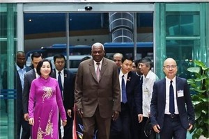 党中央委员、越南国会副主席阮氏清在内牌国际机场迎接古巴共和国全国人民政权代表大会主席兼国务委员会主席埃斯特万·拉索·埃尔南德斯。