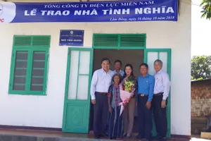 Trao nhà tình nghĩa cho gia đình ông Cơ Liêng K'SRang, thông 1, xã Đạ Long, huyện Đam Rông