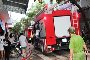 Nam thanh niên ngủ say trong căn nhà bốc cháy nghi ngút 