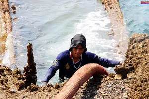 Cận cảnh thợ lặn ngâm mình giữa biển, tìm cách lặn vào khoang tàu đắm