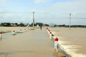 Cuối năm lũ vẫn đang “vây ráp” Phú Yên và Bình Định, 1 người chết vì lũ cuốn 