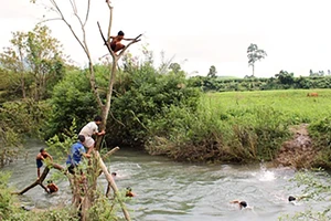 Tắm mương thủy lợi, 3 cháu nhỏ chết đuối thương tâm