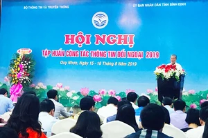 Thứ trưởng Bộ TT-TT Nguyễn Thành Hưng phát biểu tại hội nghị. 