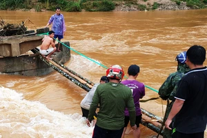 Lũ đánh sập cầu, dân dùng cây cau làm cầu đi tạm