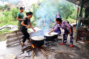 Xúc động cảnh người dân quyên góp, nấu ăn cho bộ đội tìm kiếm người mất tích ở Rào Trăng 3