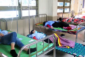 Ăn trưa, 84 công nhân bị ngộ độc thực phẩm 
