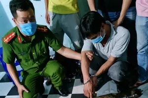 Đối tượng Lê Đức Hoàng bị lực lượng công an bắt giữ
