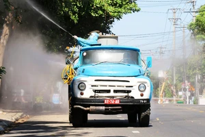 Lực lượng quân đội phun hóa chất, khử khuẩn khu vực nguy cơ bùng phát Covid-19 ở TP Tuy Hòa