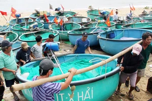 Làng chài gánh thuyền thúng “chạy bão“