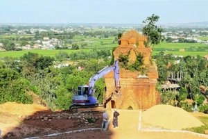 Vụ mang máy đào di tích tháp Chăm: Giám đốc sở “truy tìm” cán bộ cung cấp thông tin cho báo chí