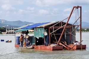 Người dân chèo ghe ra ngăn cấm hút cát trên sông Hà Thanh trước đó