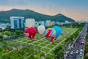 Bay khinh khí cầu 15km ngắm phố biển Quy Nhơn