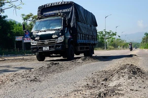 Bình Định "soi" nguyên nhân tuyến đường 1.600 tỷ đồng càng vá càng nát