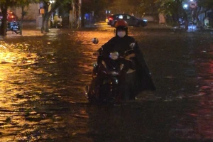 Mưa như trút, đường phố Quy Nhơn ngập cục bộ