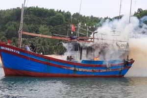 Tàu cá cháy ngùn ngụt, biên phòng huy động ca nô dập lửa