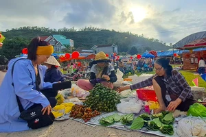 Hàng ngàn người đến phiên chợ "độc nhất vô nhị" ở Bình Định để “rước lộc”