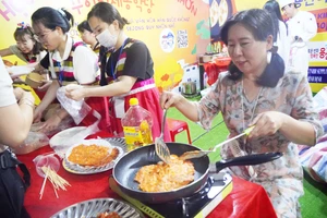 “Biển người” tham gia đêm hội văn hóa, ẩm thực Bình Định