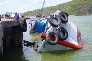 Lật tàu chở 50 tấn vật liệu xây dựng ra đảo Nhơn Châu