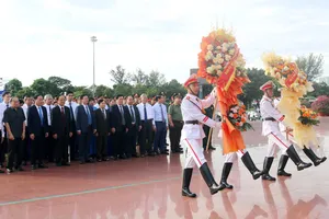 Gia Lai tổ chức dâng hoa tại Tượng đài Nguyễn Sinh Sắc - Nguyễn Tất Thành