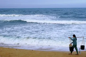 Triều cường bất thường cuốn chìm hàng loạt ghe thúng, lưới cụ của ngư dân