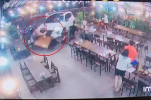 Tài xế ô tô tông vào quán nhậu khiến 1 người chết