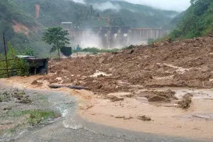 Một điểm sạt lở núi bên công trình thủy điện đang thi công ở xã Tây Trà. Ảnh: C.LÂM